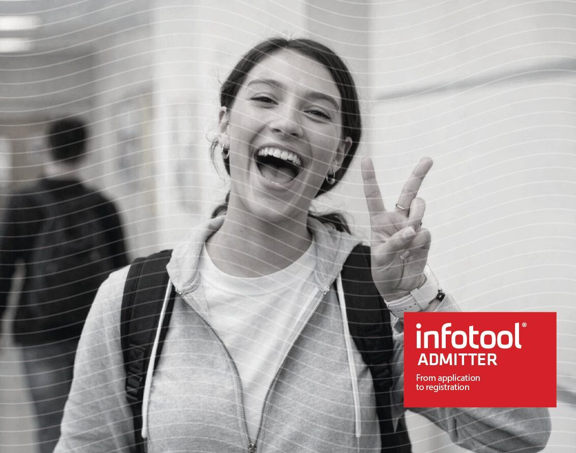 Glad student i en korridor – Infotool Admitter