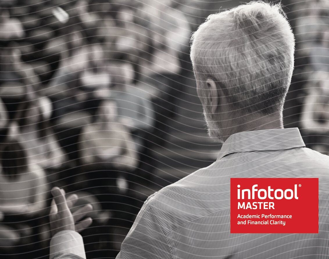 Föreläsare framför studenter i en hörsal – Infotool Master