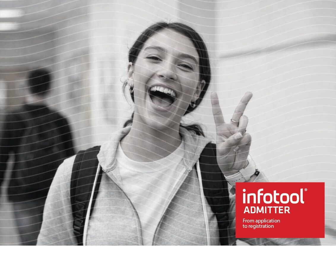 Glad student i en korridor – Infotool Admitter