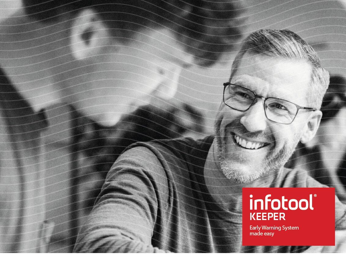 Lärare som pratar med en student – Infotool Keeper