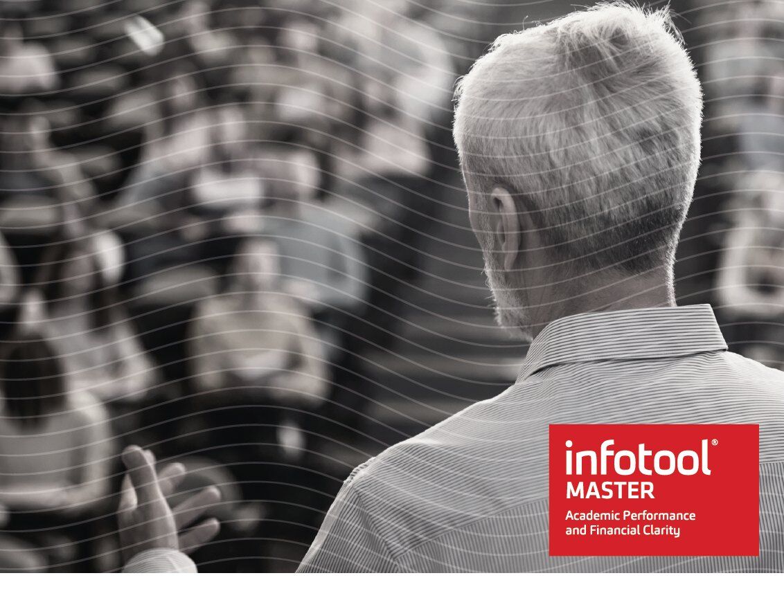 Föreläsare framför studenter i en hörsal – Infotool Master